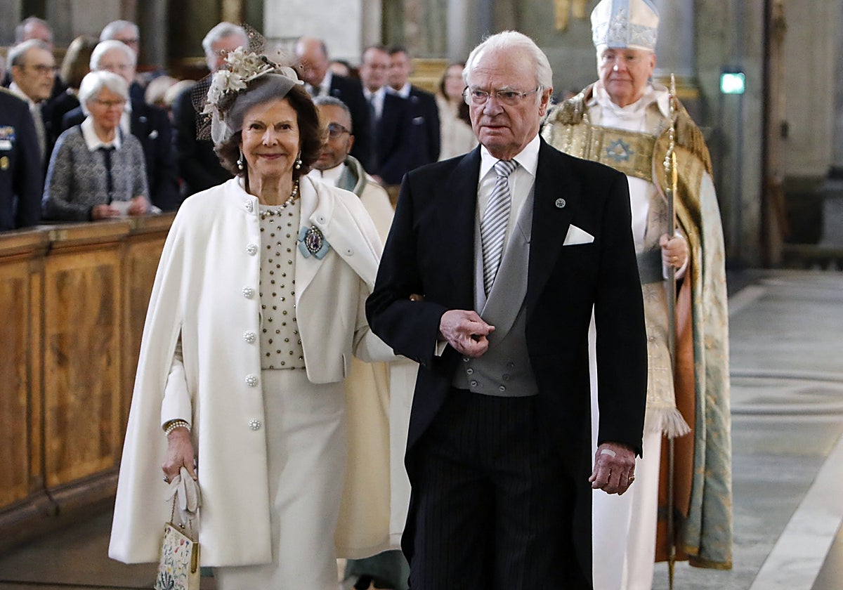 Carlos Gustavo y Silvia de Suecia dan la bienvenida a Bonnie, su nueva mascota