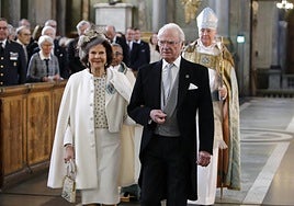 Carlos Gustavo y Silvia de Suecia dan la bienvenida a Bonnie, su nueva mascota