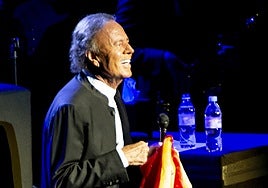 El motivo de peso por el que Julio Iglesias no ha estrenado su casa gallega este verano: «Le tiene muy preocupado»