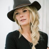 Kelley Wolf, esposa del actor Scott Wolf, arrestada por ciberacoso tras publicar información confidencial y exponer a su hija
