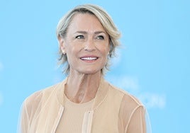 Robin Wright sigue los pasos de Ellen DeGeneres y se marcha a vivir a Inglaterra: «América es un espectáculo de mierda»