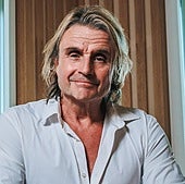 Nacho Cano, más allá de la música: su amistad con Ayuso, la relación actual con su hermano y su mansión en Ibiza