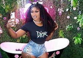 La influencer y cantante Lola Doll, entre la vida y la muerte tras ser tiroteada