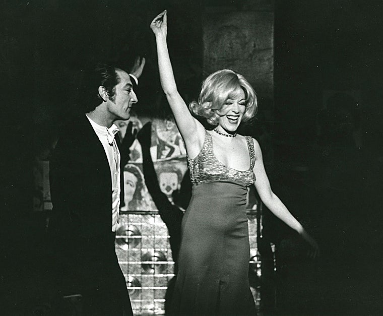 Carmen Maura y José Albert en 'El último tango de Rodolfo Valentino y Marilyn Monroe' en 1973
