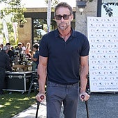 Álvaro Muñoz Escassi reaparece con muletas tras operarse del menisco