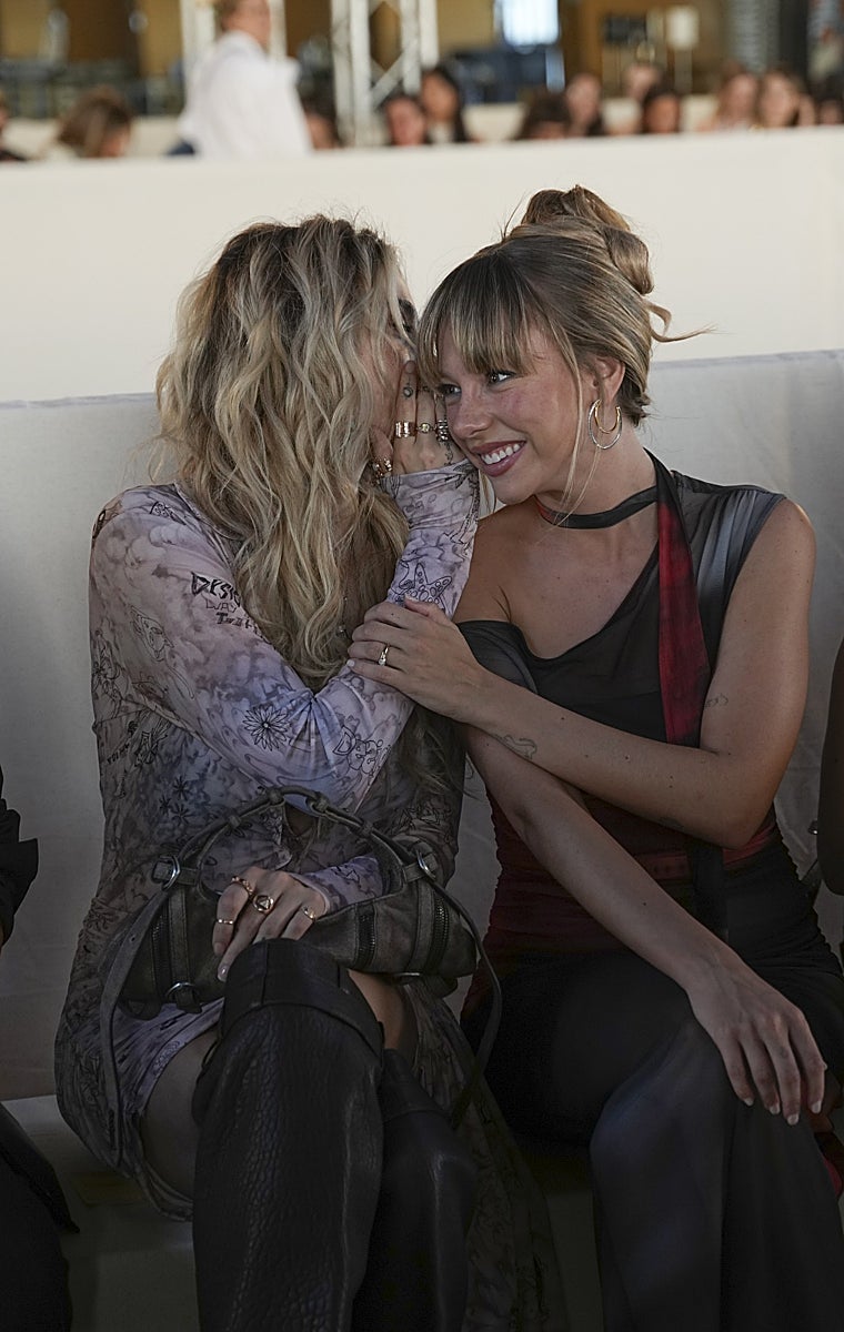 Ester Expósito y Paris Jackson, de la frialdad a la complicidad en su reencuentro en Barcelona