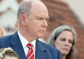 Alberto de Mónaco, evacuado de la Vuelta Ciclista de España tras las protestas