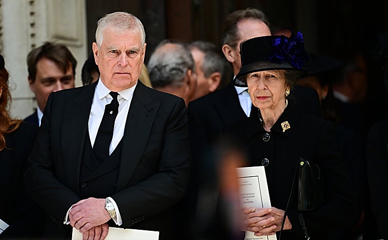 Imagen principal - El Príncipe Andrés junto a su hermana, la Princesa Ana. Abajo, Sofía de Edimburgo y Sarah Ferguson y, en la tercera foto, el viudo, el Príncipe Eduardo de Kent.