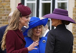 Las imágenes del desprecio de la Reina Camila a Kate Middleton: «Le aparta para quedarse sola con Melania Trump»