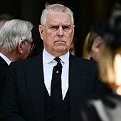 El Príncipe Andrés siembra el pánico entre la Familia Real: ¿y si estuviera preparando sus propias memorias?