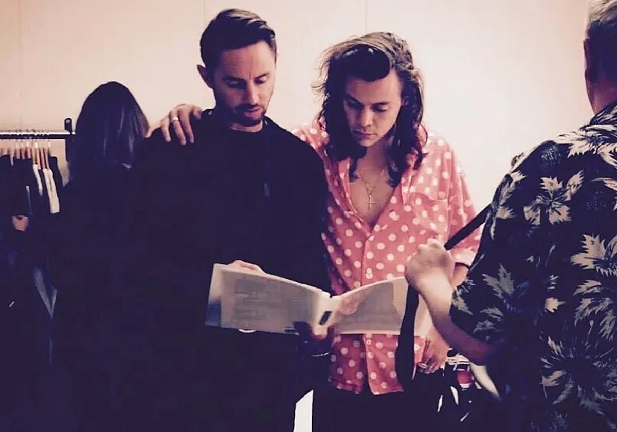 Paul Roberts, junto a Harry Styles en un camerino