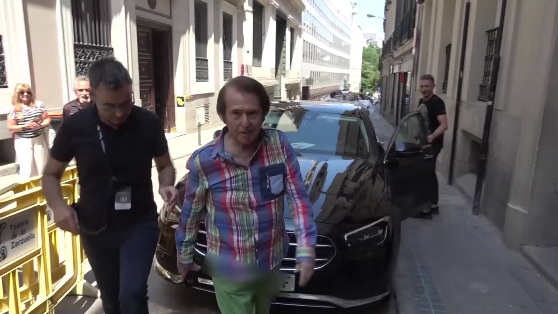 Raphael cancela su segundo concierto en menos de una semana por una bronquitis