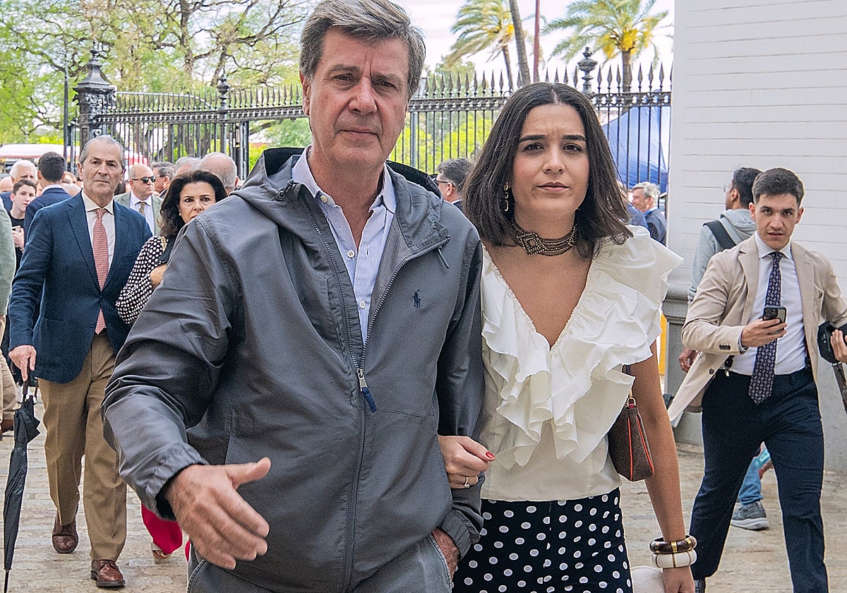 Cayetano Martínez de Irujo con Bárbara Mirjan en la plaza de toros de la Real Maestranza