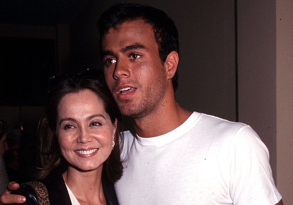 La tierna felicitación de Enrique Iglesias a su madre, Isabel Preysler, por su libro: «Qué vida tan increíble»