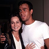 La tierna felicitación de Enrique Iglesias a su madre, Isabel Preysler, por su libro: «Qué vida tan increíble»