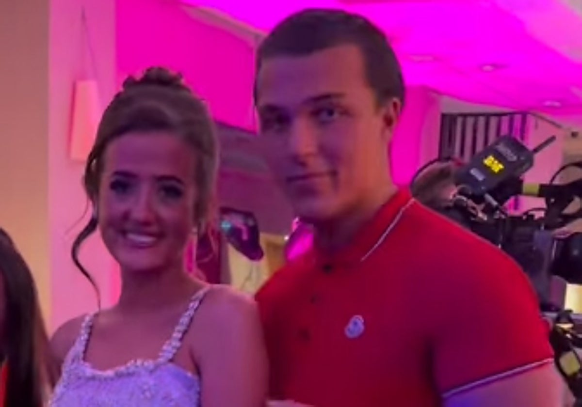 Los felices novios, posando tras la pedida de mano.