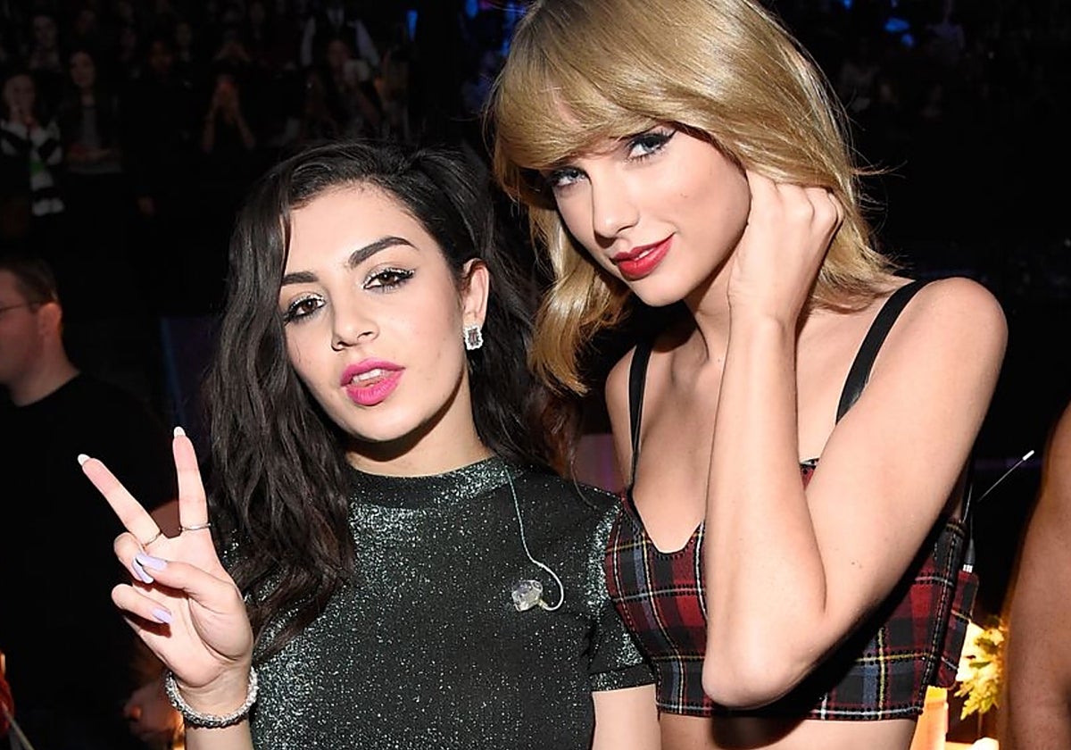 Charli XCX yTaylor Swift, en una entrega de premios