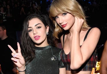 La nueva canción de Taylor Swift 'Actually Romantic', ¿un dardo contra Charli XCX?