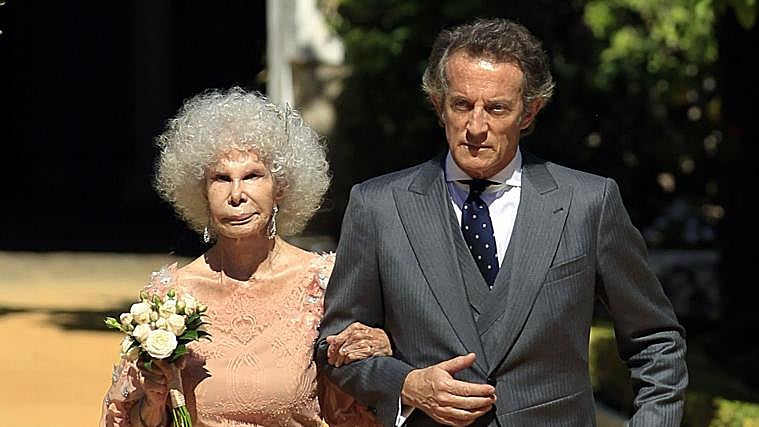 La duquesa de Alba y Alfonso Díez en su boda