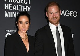 Meghan Markle y el Príncipe Harry regresan de la mano al mundo de las alfombras rojas