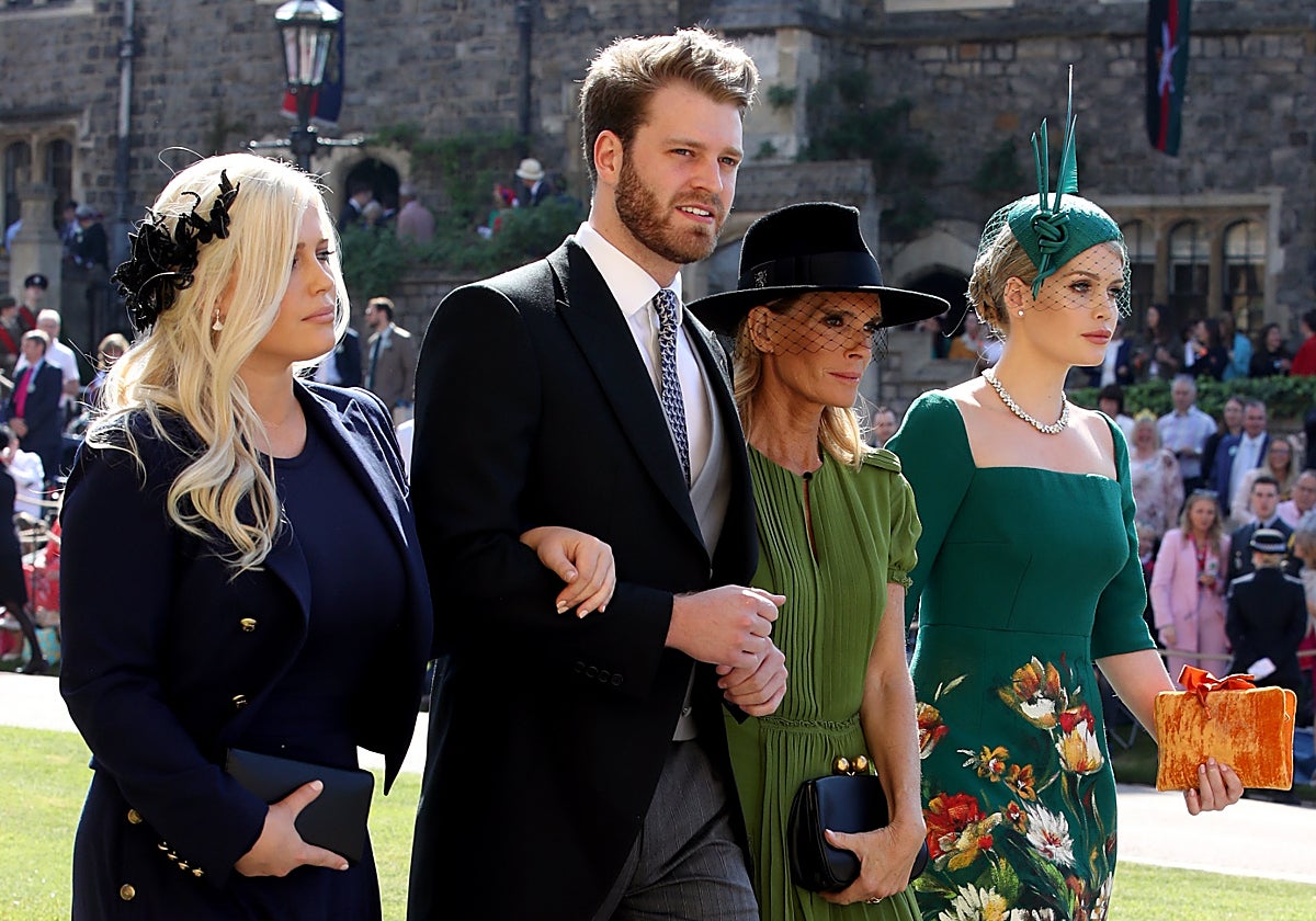 Louis, junto a sus hermanas y su madre, en la boda de Harry y Meghan