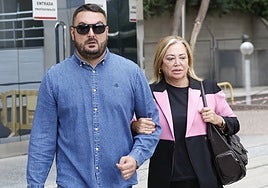 Belén Esteban, visiblemente seria y arropada por su marido en el juicio contra Toño Sanchís