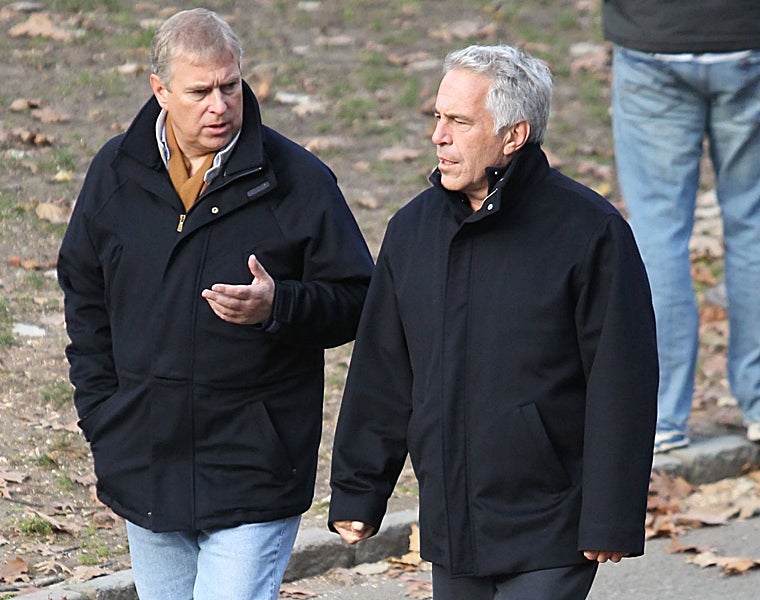 La polémica imagen del Príncipe Andrés y Jeffrey Epstein paseando juntos en Nueva York después de que el duque de York se desvinculase públicamente de él