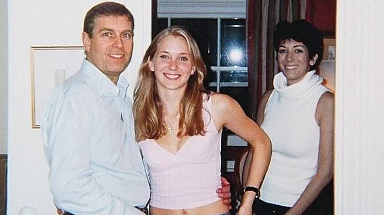 Imagen del Príncipe Andrés agarrando por la cintura a Virginia Giufrre