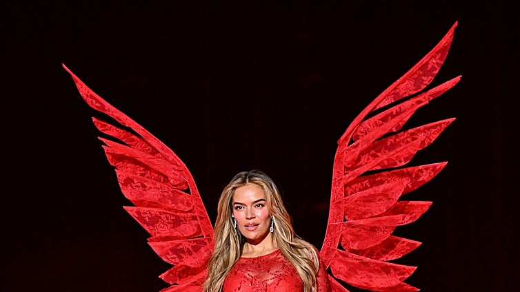 El sensual conjunto lencero de Karol G para desfilar por primera vez con Victoria's Secret: «Oficialmente un angelito»