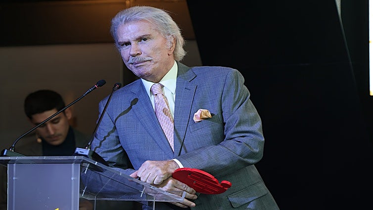 Bigote Arrocet reactiva su vida sentimental con la caribeña Mimi, profesora de Pilates 35 años más joven que él