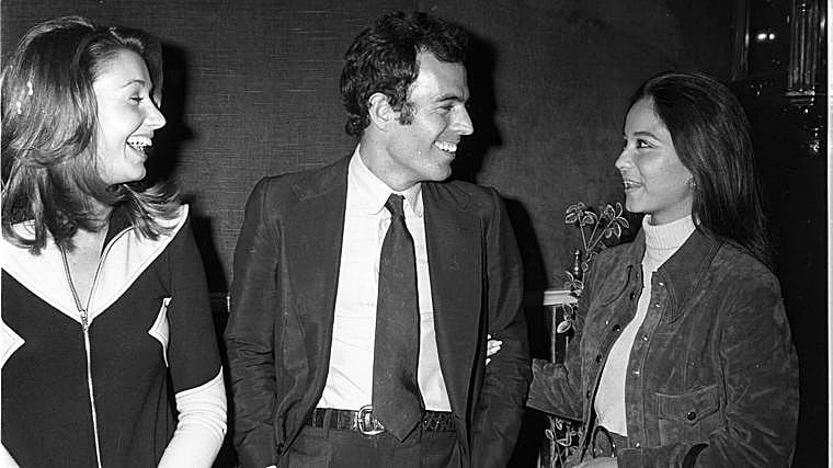 El cantante Julio Iglesias conversa con su mujer Isabel Preysler (d) y con Carmen Martínez Bordiú, durane el concierto que ofreció en dos club madrileños, Imperator y Florida Park, antes de comenzar su gira por América