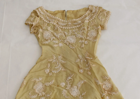 Imagen secundaria 1 - Los Reyes Juan Carlos y Sofía y dos de las prendas que han aparecido en Tatoi: un vestido de cóctel que se puso en 1961 y los zapatos que llevó en su boda