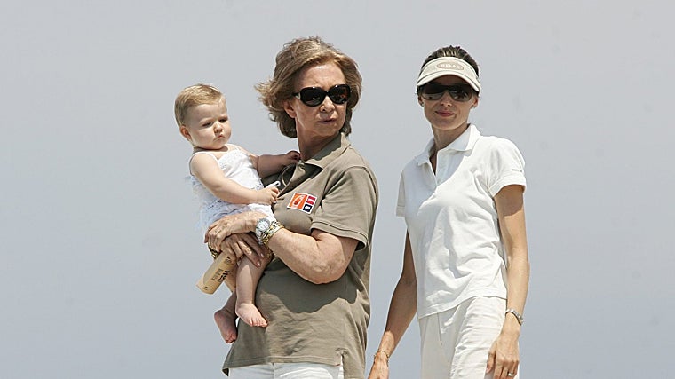 Doña Sofía junto a la entonces la Princesa de Asturias y la Infanta Leonor a bordo del Fortuna