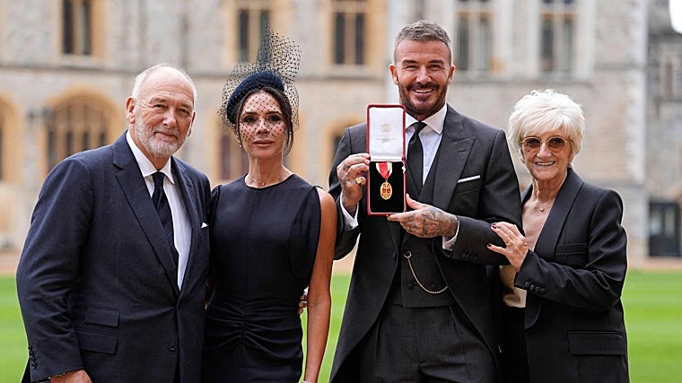 Davida Beckham junto a su mujer y sus padres
