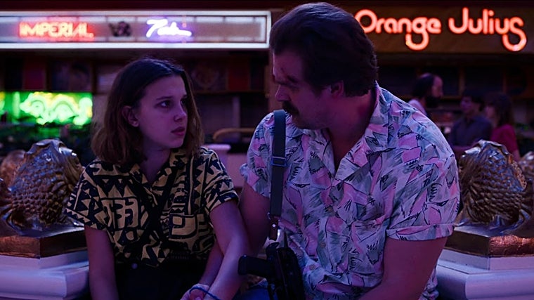 Millie Bobby Brown y David Harbour en 'Stranger Things'