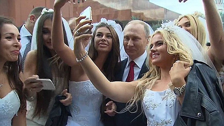 Putin rodeado de mujeres