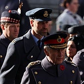 La Familia Real británica, en el ojo del huracán, celebra el Día del Recuerdo