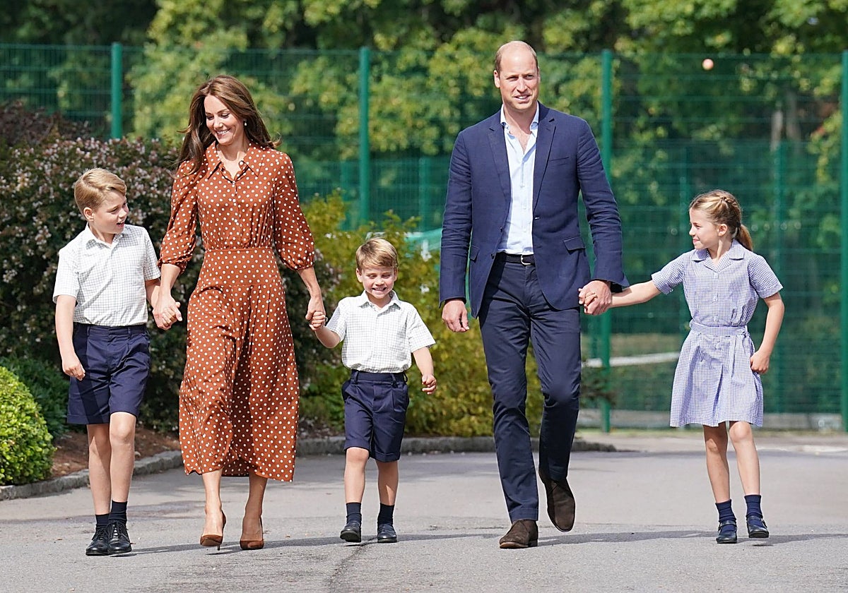 El Príncipe Guillermo y Kate Middleton junto a sus tres hijos