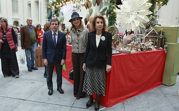 Imagen principal - La Infanta Elena posa con los diferentes puestos y con Ágatha Ruiz de la Prada