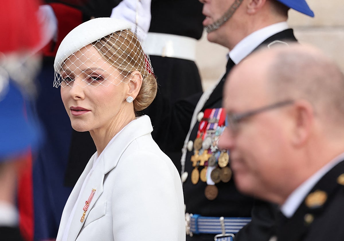 Charlène de Mónaco y el Príncipe Alberto, a la entrada de la catedral.