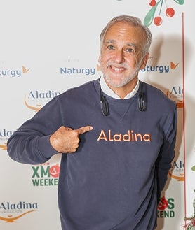 Imagem Secundária 2. Acima: Carmen Lomana em seu mercado. Abaixo está a Ordem de Malta. Ao lado dele está Paco Arango, presidente da Fundação Aladin.