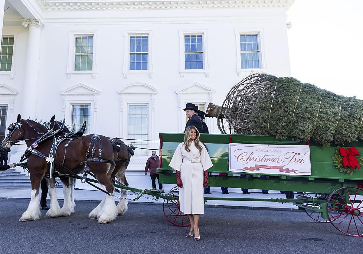 La primera dama de EE.UU., Melania Trump, junto al árbol de Navidad.