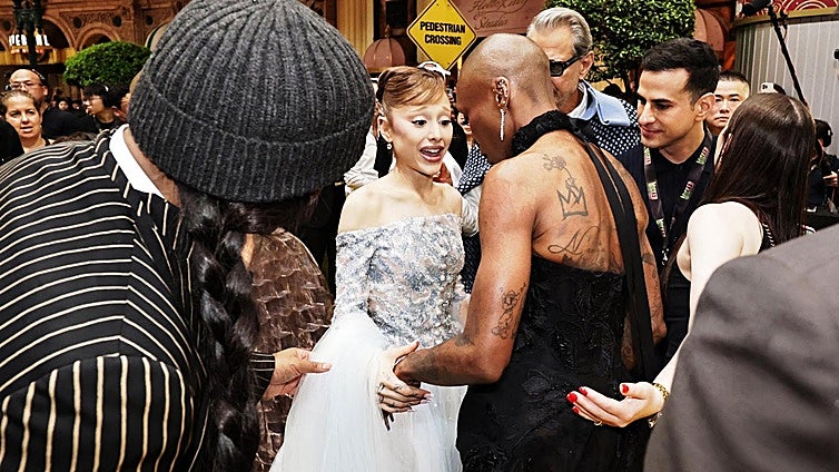 Singapur deporta al hombre que se abalanzó sobre Ariana Grande durante la premier de 'Wicked: For Good'