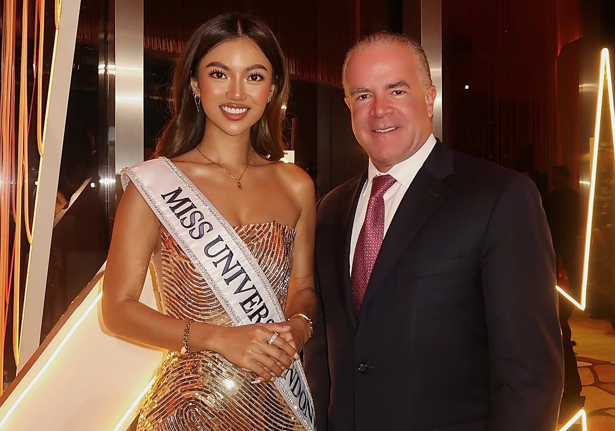 Raúl Rocha con Miss Universo Indonesia, Sanly Liuu