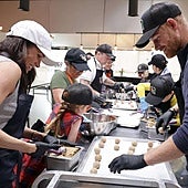 Harry y Meghan Markle llevan por primera vez a sus hijos a un voluntariado antes de Acción de Gracias