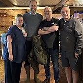 El Príncipe Guillermo visita por sorpresa un pub de Wiltshire y se sienta a comer hamburguesa con patatas