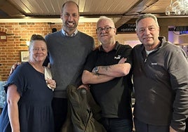 El Príncipe Guillermo visita por sorpresa un pub de Wiltshire y se sienta comer hamburguesa con patatas