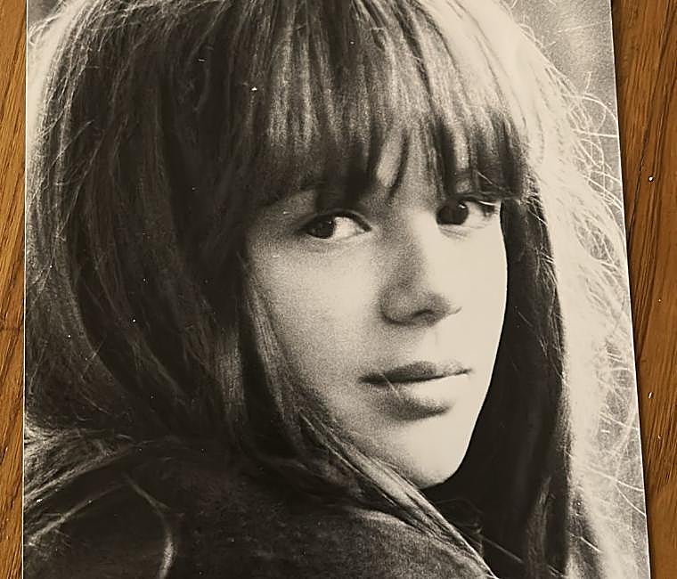 La actriz Emma Suárez de pequeña