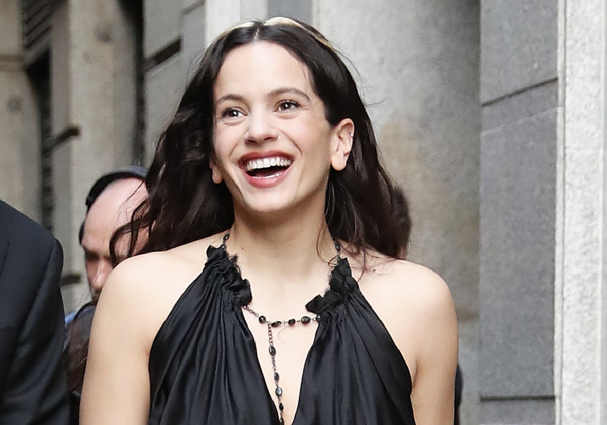 Rosalía sorprende viajando en turista y... ¿con una piñata?