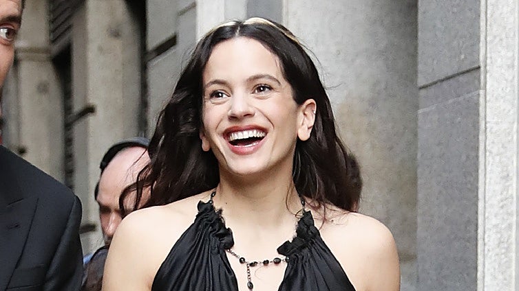 Rosalía sorprende viajando en turista y... ¿con una piñata?